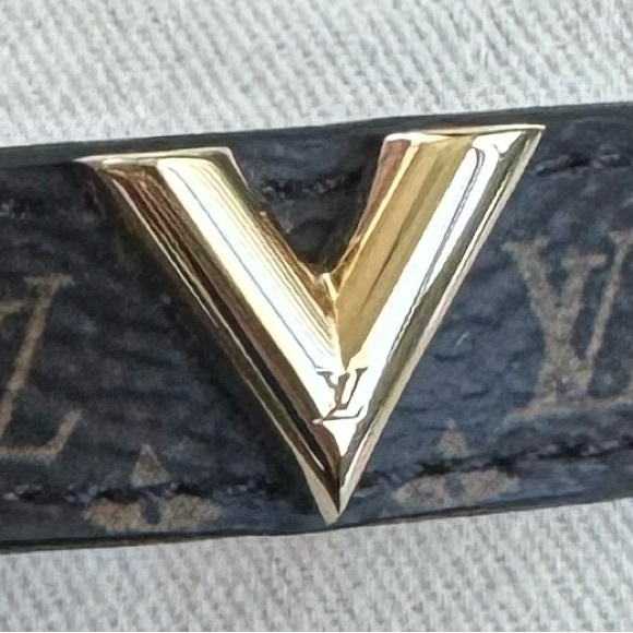 NEW LOUIS VUITTON LEATHER AND CANVAS BRACELET WITH V CHARM
*NEVER WORN* - Picture 2 of 7